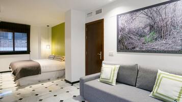 4 bedrooms, iron/ironing board, internet, bed sheets