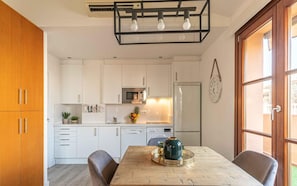 Fridge, microwave, dishwasher, coffee/tea maker
