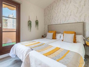 2 bedrooms, iron/ironing board, internet, bed sheets