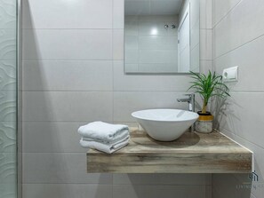 Douche, sèche-cheveux, serviettes fournies