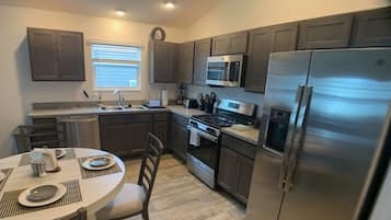 雪櫃、微波爐、焗爐、爐具