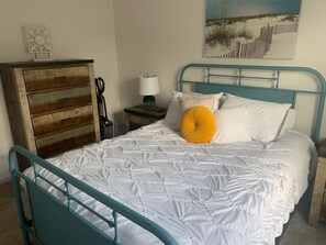 2 bedrooms, iron/ironing board, free WiFi, bed sheets - Fully Furnished Brand New Villa in Village of St. Catherine's with Cart (The Villages)