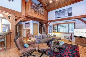 تلفزيون، مدفأة، مشغل دي في دي، كرة قدم الطاولة