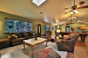 TV connectée, cheminée, lecteur de DVD