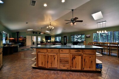 Pet Friendly *Fireplace *Grill *Family Friendly