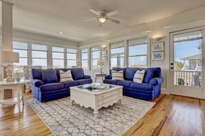 Smart TV, chimenea y libros 