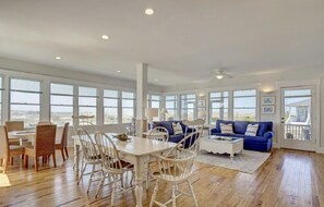 Smart TV, chimenea y libros 