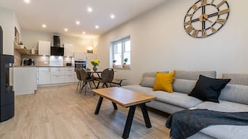 Smart TV, fireplace