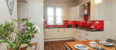 Cottage | Private kitchen | Fridge, dishwasher, electric kettle, toaster