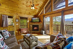 Smart TV, chimenea y libros 