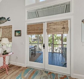 Smart TV - Charming cottage with heated pool, tropical landscaping in prime location. (Anna Maria)