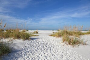 Vlak bij het strand, ligstoelen, strandlakens