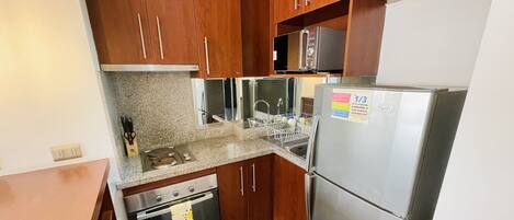 冷蔵庫、オーブン、コンロ