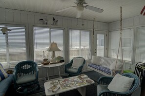 TV, books - Beachfront family vacation house on the Atlantic Ocean! (Murrells Inlet)