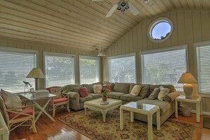 TV, books - Beachfront family vacation house on the Atlantic Ocean! (Murrells Inlet)