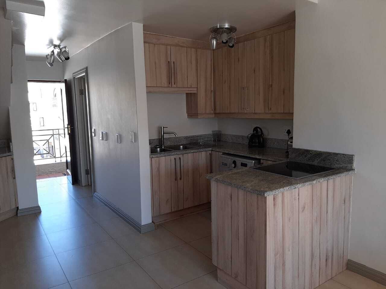 Mikrobølgeovn og kjøkkenutstyr