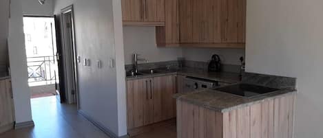 Microwave, cookware/dishes/utensils