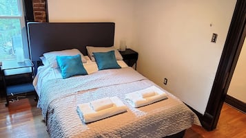 3 bedrooms, desk, iron/ironing board, travel cot