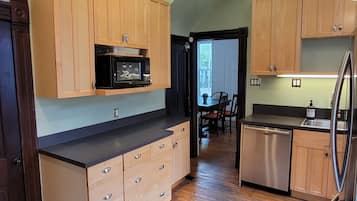 Frigorifero, microonde, forno, piano cottura