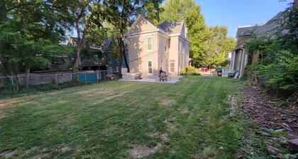 Historic 150 y/o 3-bedroom KC house with hot tub.