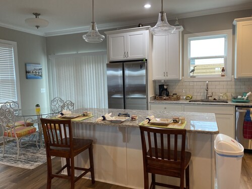 Downtown Coastal Craftsman Escape close to Riverwalk, Amphitheater, Beaches!!