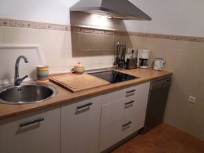 冷蔵庫、電子レンジ、オーブン、コンロ