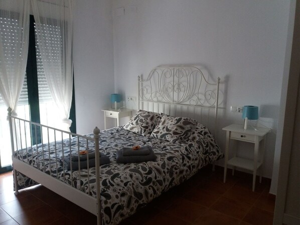 3 室のベッドルーム、アイロン / アイロン台、旅行用ベビーベッド、ベッドシーツ