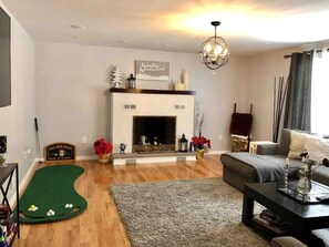 Smart TV, fireplace - Pocono Getaway - Relaxing Hot Tub !!!, Hammock , Fire pit, Lake Access & Fishing (Pocono Summit)