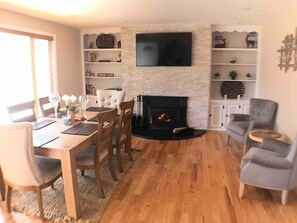 Dining - Pocono Getaway - Relaxing Hot Tub !!!, Hammock , Fire pit, Lake Access & Fishing (Pocono Summit)