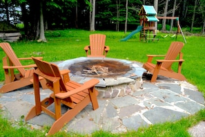 Outdoor spa tub - Pocono Getaway - Relaxing Hot Tub !!!, Hammock , Fire pit, Lake Access & Fishing (Pocono Summit)