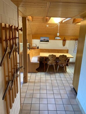 Dining - Burdock (Mamishaus)