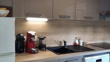 Réfrigérateur, micro-ondes, four, plaque de cuisson