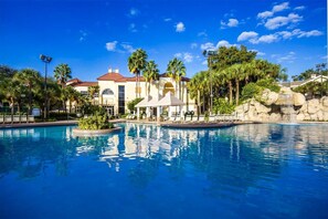 Una piscina al aire libre