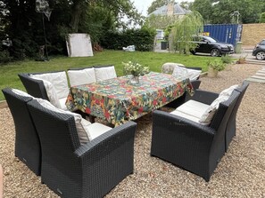 An outdoor patio area with a table and four chairs. - Grand open plan modern home with heaps of light, and close to London (Kingston upon Thames)