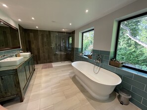 Baignoire, sèche-cheveux, serviettes fournies, savon