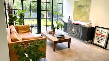 Smart TV, fireplace, video games, table tennis