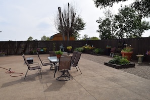 Outdoor dining - 7 minutes to dredge cuts. 15 minutes to fort peck marina. Hunters paradise. (Nashua)
