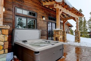 Outdoor spa tub - Leland Creek Custom Home I Private Hot Tub I Great Views I Discounted Attractions (Winter Park)