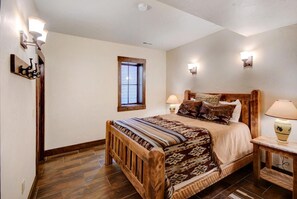 4 makuuhuonetta, ylelliset vuodevaatteet, silitysrauta/-lauta