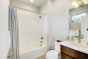 Kombinert dusj/badekar, hårføner, håndklær og såpe