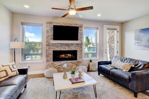 Smart TV, fireplace, Hulu, books