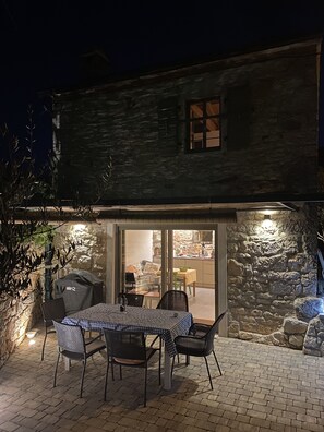 تناول الطعام بالخارج