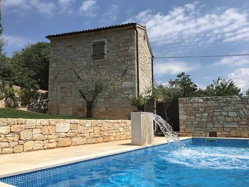 Villa Šterna II-Charming vacation home, 2 p, garden, quiet, pool, 10 min beach, WiFi
