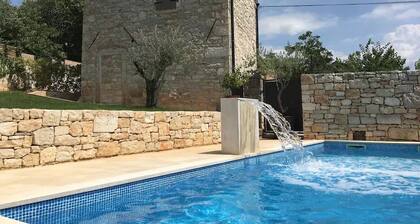 Villa Šterna II-Charming vacation home, 2 p, garden, quiet, pool, 10 min beach, WiFi