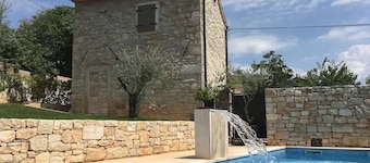 Villa Šterna II-Charming vacation home, 2 p, garden, quiet, pool, 10 min beach, WiFi