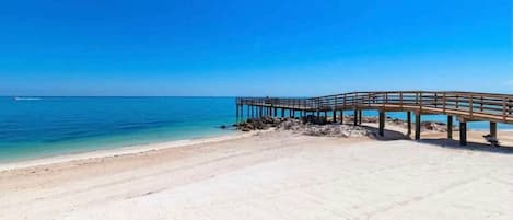 En la playa, camastros y toallas de playa