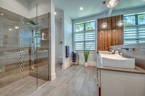 Badewanne, Handtücher, Toilettenpapier