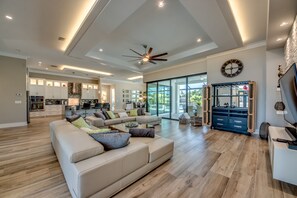 Smart TV, lettore DVD, libri, studio