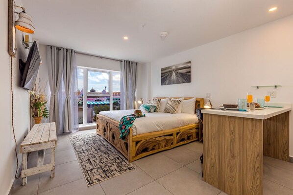 Iron/ironing board, free WiFi, bed sheets