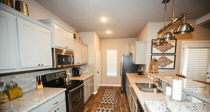 Beautifully furnished townhome! Spacious Aggie retreat!